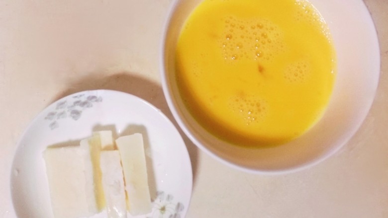 马苏里拉煎蛋,鸡蛋打散,加入少量水,这样煎出来的鸡蛋会嫩嫩哒🍳
干酪切成条状放一边待用~