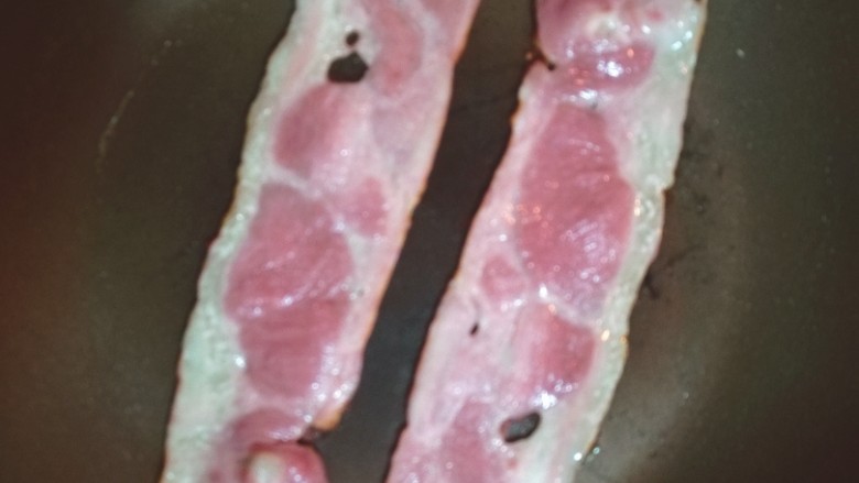 马苏里拉煎蛋,小火预热炒锅,倒入少量油,在锅壁上涂抹均匀,小火慢煎
