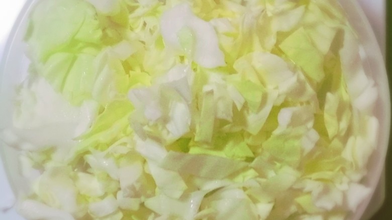 马苏里拉煎蛋,60g<a style='color:red;display:inline-block;' href='/shicai/ 3508'>卷心菜</a>洗净切碎,想切多碎看自己喜欢,小勺觉得稍微大一点口感更好~😁