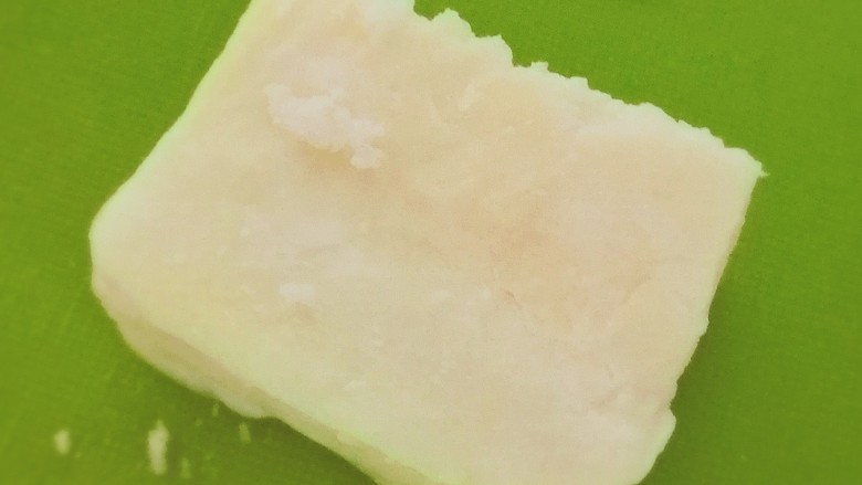 马苏里拉煎蛋,马苏里拉干酪30g。
🌟一定要是干酪哦,不然是没有办法做出拉丝的效果的~
