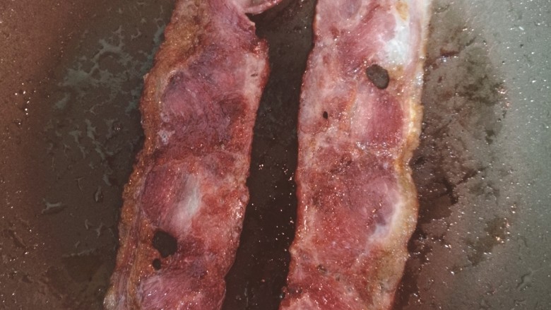 马苏里拉煎蛋,煎至两面焦黄,我爱吃脆脆的所以时间有点长,要是觉得不健康可以缩短一些时间~
