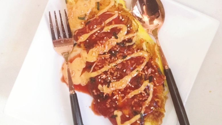 马苏里拉煎蛋,然后开盖,将煎蛋对折,起锅装盘,加上自己爱吃的酱料,撒上一点拌饭调料就完成了~!
但要注意🌟培根和干酪已经够咸了,一定不要再加盐,酱料最好也不要咸的,除非真的口重😳~