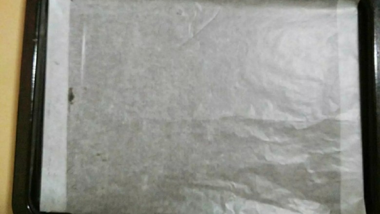 蛋白糖,先将烤盘铺上油纸，准备好裱花袋和花嘴。