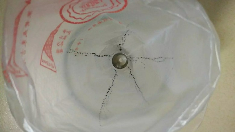 蛋白糖,裱花袋置于杯中，用筷子沾上色素画上放射性线条，线条尽量画粗大长点。
