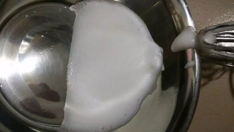蛋白糖,白糖分3次加入。