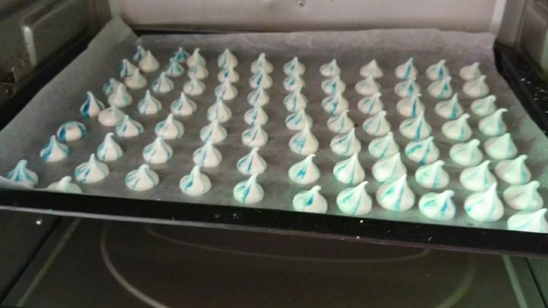 蛋白糖,放入预热100度烤箱，中层烤60分钟。（具体时间根据自家烤箱脾气和蛋白霜的大小调整）