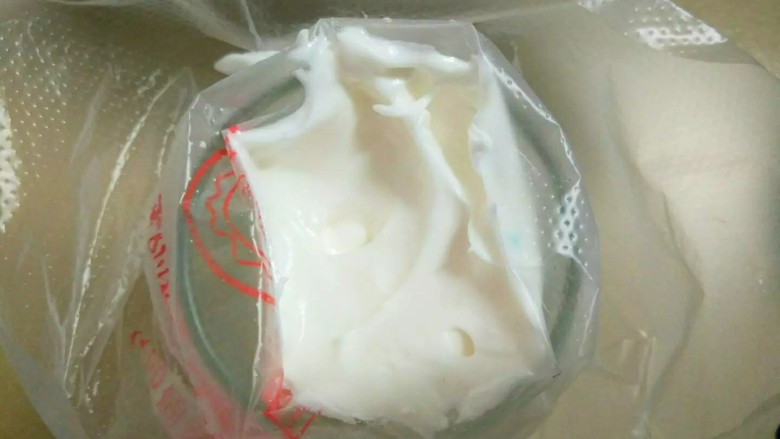 蛋白糖,将蛋白霜倒入裱花袋中。