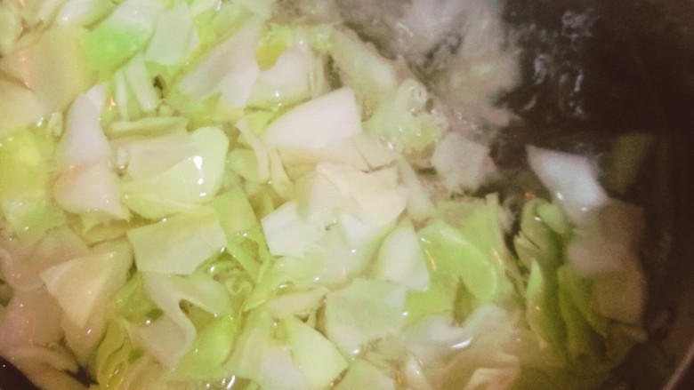 马苏里拉煎蛋,在进行步骤5的同时,另起锅烧水,等水开了放入卷心菜碎焯一下,沥干水后待用