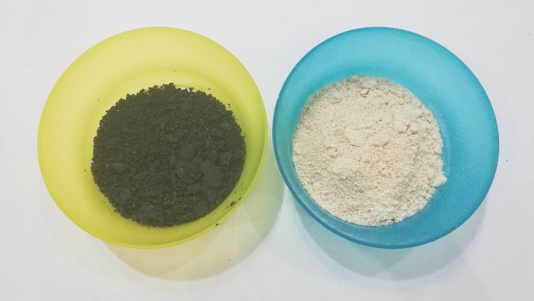 红糖黑芝麻叶子软欧,黑芝麻,燕麦片分别用料理机打成粉末;