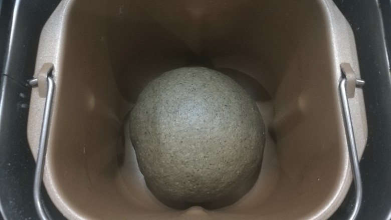 红糖黑芝麻叶子软欧,揉面至完全扩展阶段后,可直接在面包机桶内进行发酵;
