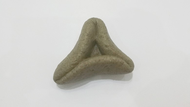 红糖黑芝麻叶子软欧,然后把边缘向中间捏出三条边,形成一个长腰三角形;(与三角糖包捏法差不多)