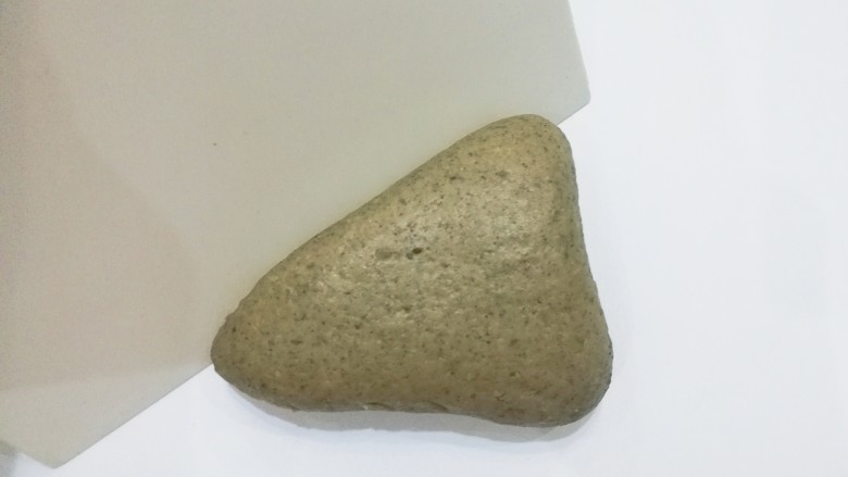红糖黑芝麻叶子软欧,然后翻面把捏口处朝下,借助刮板稍整形,让它更接近叶子形状;