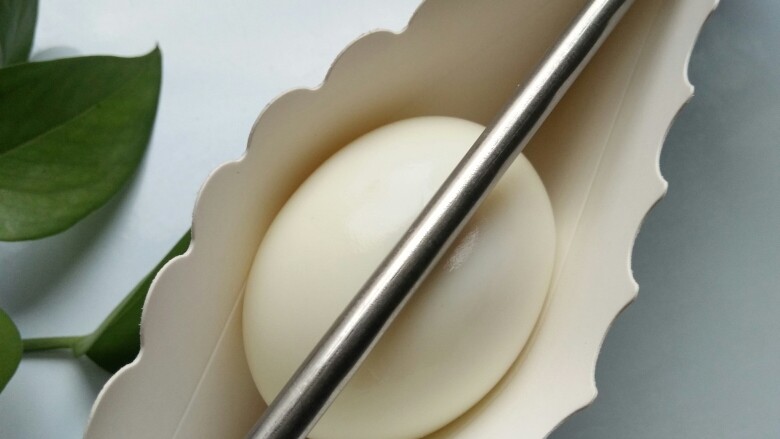 爱心❤蛋蛋,将筷子放在中间,两边用皮筋套固定住。