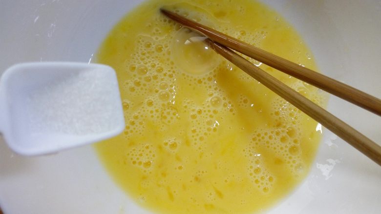 虾皮蒸蛋羹,加入半勺盐,打匀。
