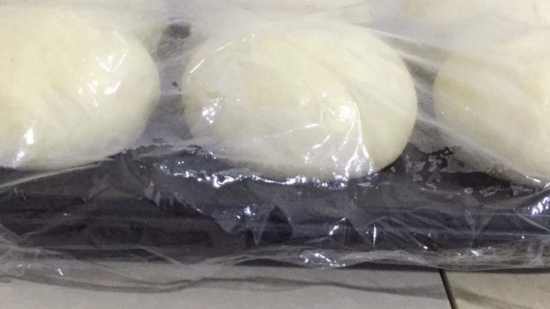 云朵蘑菇包,发酵到手指印慢慢回弹就可以了,开始预热烤箱180度,这个时候可以拿出来室温发酵下