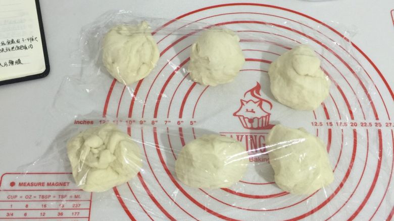 云朵蘑菇包,取出面团排气,分割松弛15分钟