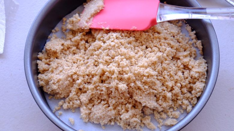 #吃豆腐#豆腐“芝士”蛋糕
(食物替换系列4)
,把搅拌机里的蛋糕底倒入烤盘中
