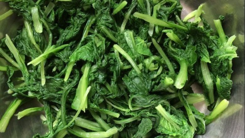 家常凉拌小白菜,放入一个盆中,用筷子拨散。