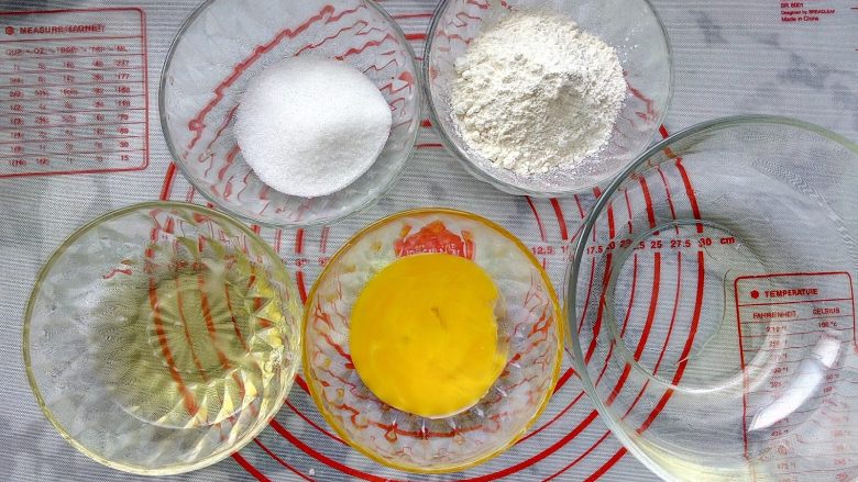 6寸爱心戚风(后蛋法),准备好食材。
