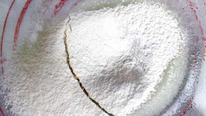 6寸爱心戚风(后蛋法),筛入低粉,用蛋抽划”Z”字搅拌至无颗粒,不要划圆圈搅拌,以免起筋。