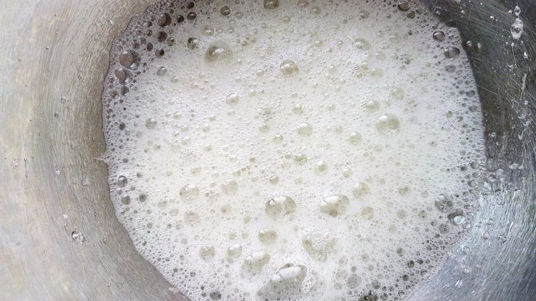6寸爱心戚风(后蛋法),7.中速打发蛋白至有粗鱼眼泡消失加入三分之一细砂糖,继续打发至细鱼眼泡加入三分之一细砂糖。打发至稍有纹路,加入剩余细砂糖。