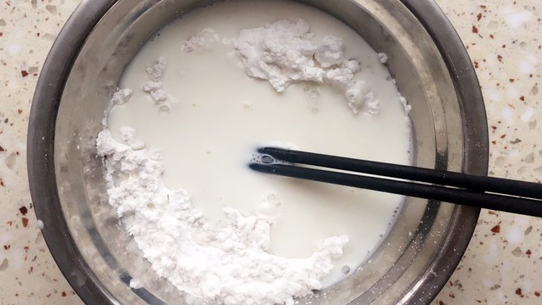 可可麻薯软欧包,除黄油以外的麻薯材料放入碗里
搅打均匀