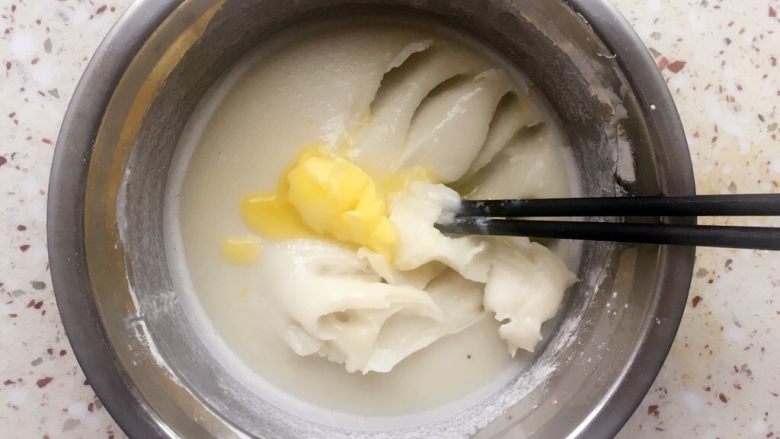 可可麻薯软欧包,蒸熟的麻薯表面凝固
趁热加入黄油搅拌至黄油完全融合
冷却后放冰箱冷藏备用