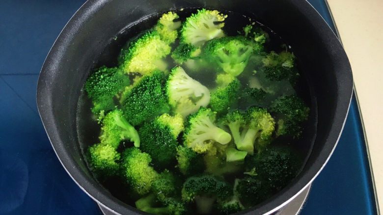 营养美味不打折翡翠傍金珠,水煮开放进花椰菜煮熟,颜色特别绿