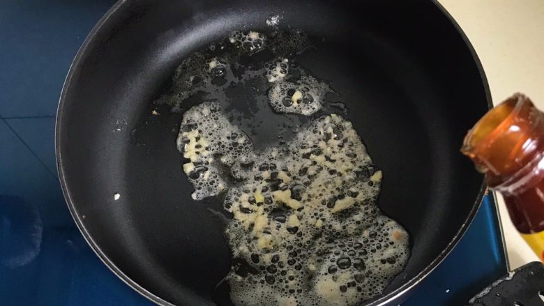 营养美味不打折翡翠傍金珠,把蒜末炒出香味,把火调成小火