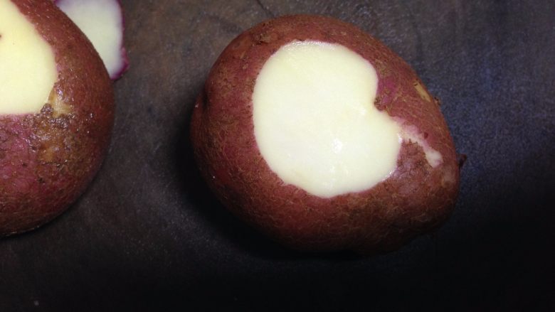 培根风琴烤土豆#辣味#,
在土豆底部切去薄薄的一片(为了放的时候更平稳)