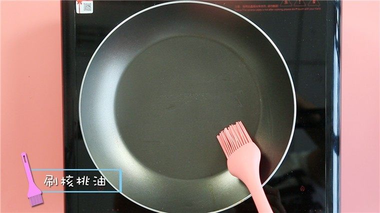 银鱼豆腐羹,平底锅刷油,开小火。