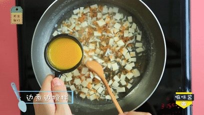 银鱼豆腐羹,蛋黄打散后倒入锅中。
ps:蛋液要边慢慢倒边搅拌,一下子全部倒进锅里容易结块。