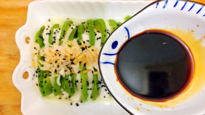 吃豆腐+健康饮食之好吃到飞起的牛油果拌豆腐,淋在摆放好的牛油果豆腐上!