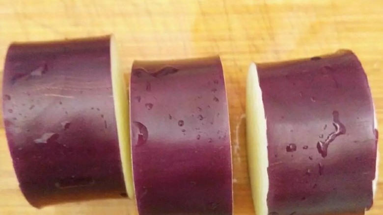 茄子盒,<a style='color:red;display:inline-block;' href='/shicai/ 58'>茄子</a>去蒂、洗净,切成3厘米的厚圆片。