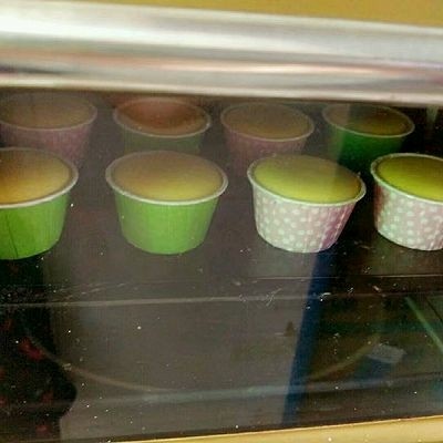 海绵杯子蛋糕,提前预热烤箱,中层165度40分钟(具体时间根据自家烤箱脾气来调整,多观察颜色变化)