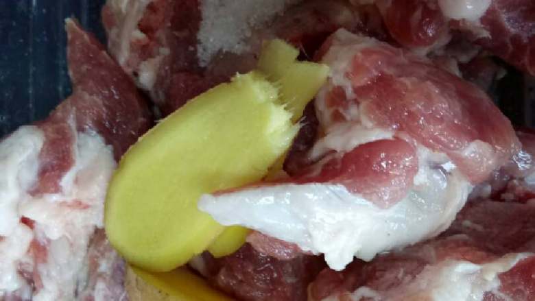南瓜糯米蒸肉排,加入姜片和蒜蓉抓匀入味,腌10分钟