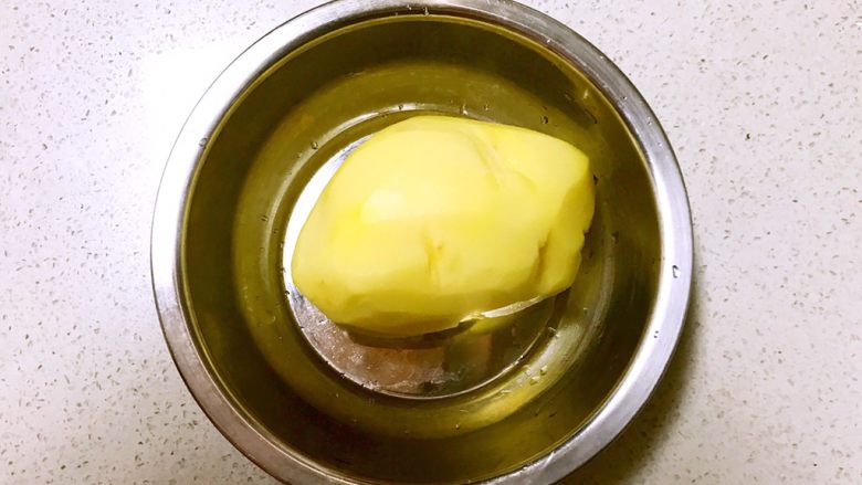 土豆丝鸡蛋饼,把<a style='color:red;display:inline-block;' href='/shicai/ 23'>土豆</a>清洗干净,削皮