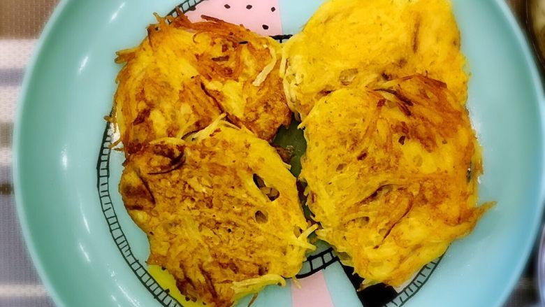 土豆丝鸡蛋饼,土豆丝鸡蛋饼出锅了,外酥里嫩,香啊!