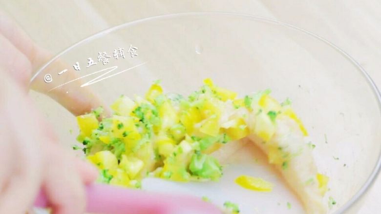 黄椒西兰花鸡肉丸 宝宝辅食,鸡蛋+面粉, 把蔬菜加在鸡肉泥里,混合搅拌在一起。