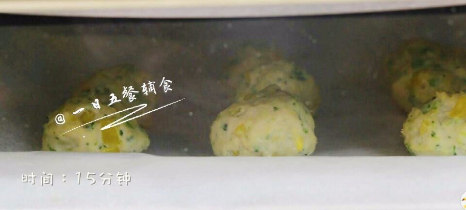 黄椒西兰花鸡肉丸 宝宝辅食,鸡蛋+面粉,第2种吃法:放入预热好的烤箱上下火180度15分钟左右。这种适合粑麻们和3岁以上小孩,烤的稍干,肉质更紧。更适合有一定的咀嚼才能满足的成年人