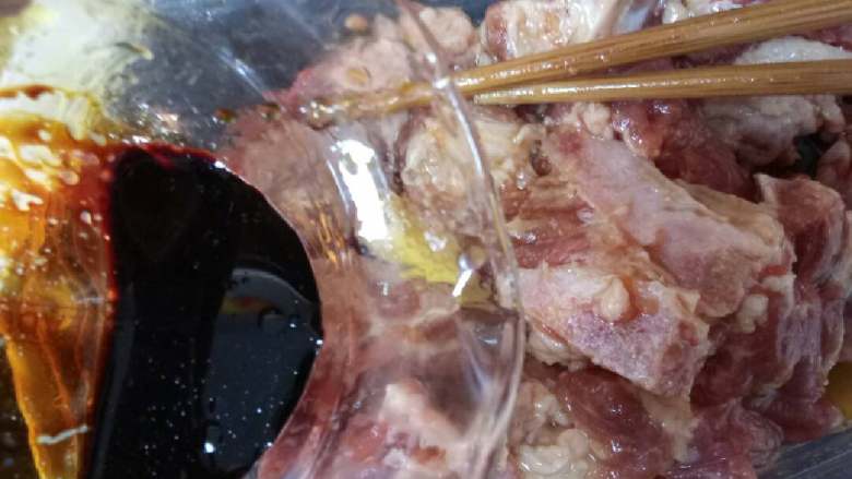 南瓜糯米蒸肉排,最后加入老抽和生粉,拌匀