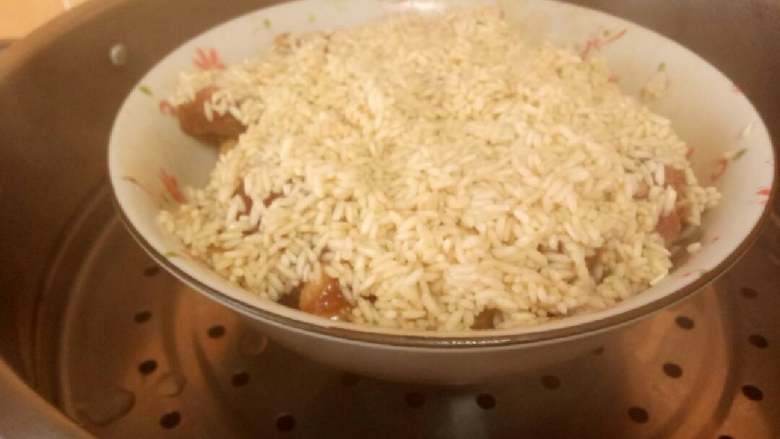 南瓜糯米蒸肉排,然后铺上糯米,大火煮开锅里的水.再放入蒸30-40分钟