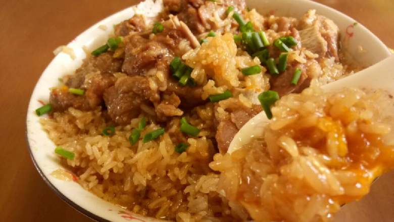 南瓜糯米蒸肉排,糯米吸收了排骨的油脂和香味,软糯美味呀