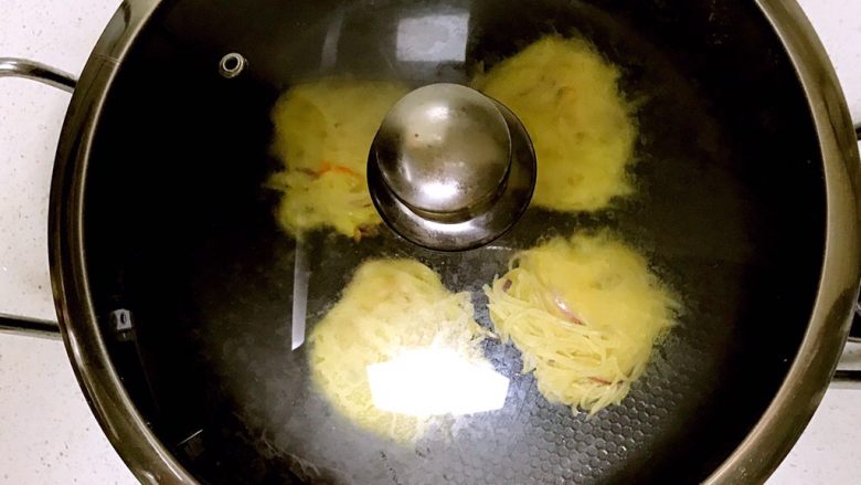 土豆丝鸡蛋饼,盖上锅盖,温火煎制2分钟