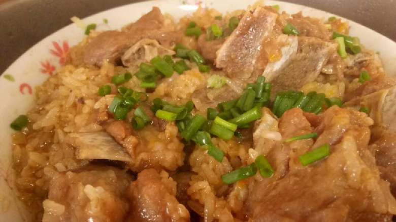 南瓜糯米蒸肉排,蒸好,翻拌一下撒上葱花