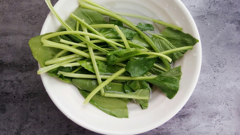 #咸味#菠菜海苔玉子烧,菠菜洗干净,用水泡一会儿去除农药