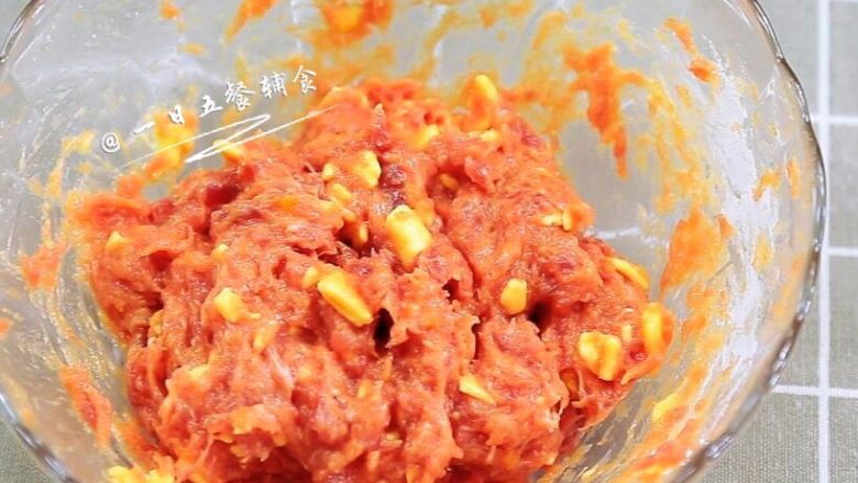 南瓜芝士牛肉饼 宝宝辅食,牛肉+面粉,芝士加入牛肉泥中搅拌一下,再加5克<a style='color:red;display:inline-block;' href='/shicai/ 519'>面粉</a>搅拌均匀。由于芝士有一点咸味,没有加任何调味。