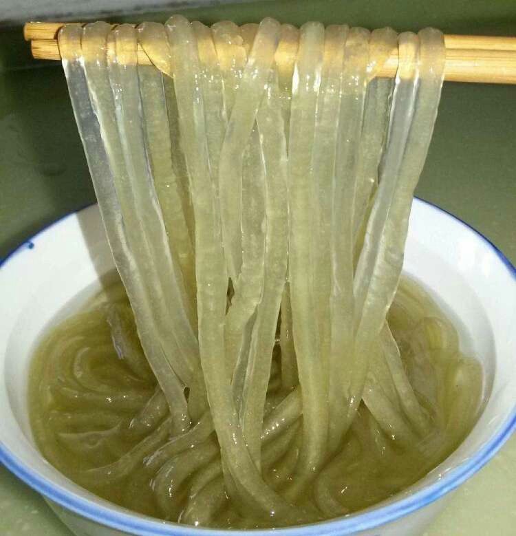 油白菜虾皮粉丝煲,然后放泡好的粉条，盖上锅盖焖一下，粉条软了加盐和鸡精混匀即可。