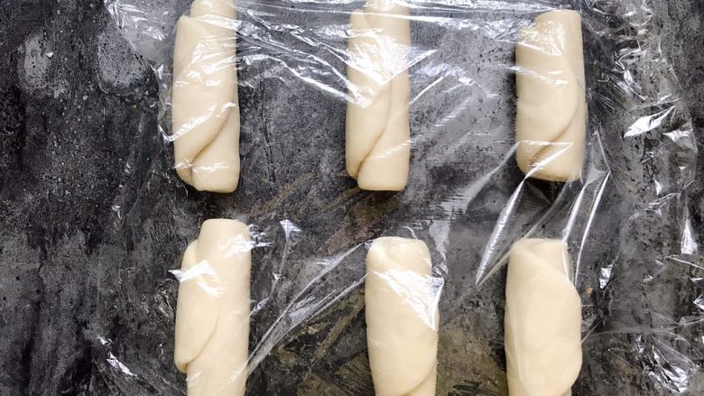 龙虎斗烧饼,将静置好的面团压扁,继续从一头向另一头卷起,重复三四次即可。