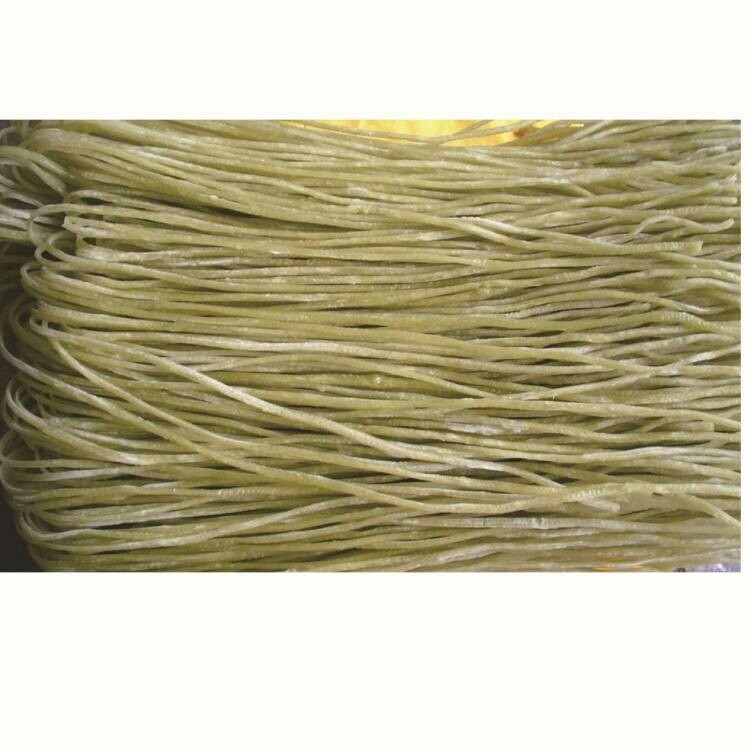 油白菜虾皮粉丝煲,放入葱花和蒜末，炒香再放入小白菜炒几下。